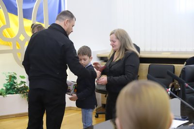 Родині загиблого прикордонника з Вінниччини вручили орден "За мужність" ІІІ ступеня Родині загиблого прикордонника з Вінниччини вручили орден "За мужність" ІІІ ступеня