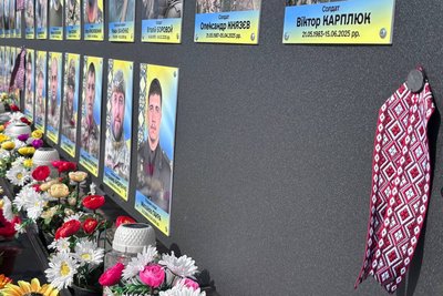 "Вишита стрічка пам’яті": у Малині на Житомирщині вшанували українських захисників "Вишита стрічка пам’яті": у Малині на Житомирщині вшанували українських захисників