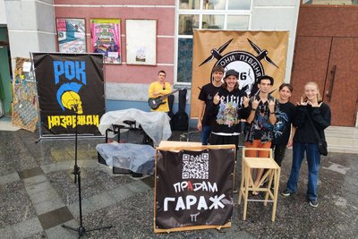 У Житомирі рок-гурт дав концерт просто неба, збираючи гроші для ЗСУ У Житомирі рок-гурт дав концерт просто неба, збираючи гроші для ЗСУ
