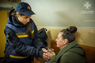 Допомога рятувальників людям після дронової атаки на Одеську область, 13 грудня Допомога рятувальників людям після дронової атаки на Одеську область, 13 грудня