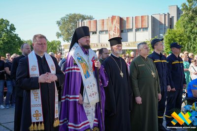 У День Героїв у Житомирі освятили 15 стенд із 60 портретами загиблих за Україну воїнів У День Героїв у Житомирі освятили 15 стенд із 60 портретами загиблих за Україну воїнів