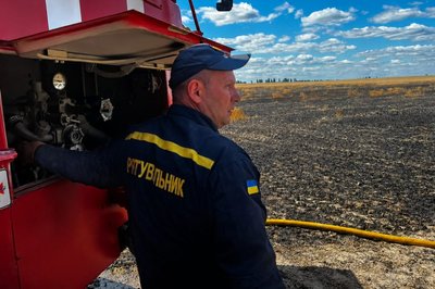 Внаслідок російського обстрілу на Житомирщині знищені 2 гектари пшениці Внаслідок російського обстрілу на Житомирщині знищені 2 гектари пшениці