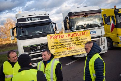 Польські перевізники заблокували рух українських вантажівок Польські перевізники заблокували рух українських вантажівок