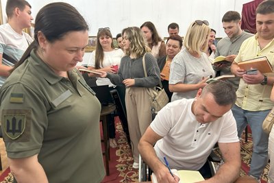 "Взяв у полон десять росіян та втратив обидві кінцівки": про бійця з Рівненщини презентували книгу "Взяв у полон десять росіян та втратив обидві кінцівки": про бійця з Рівненщини презентували книгу