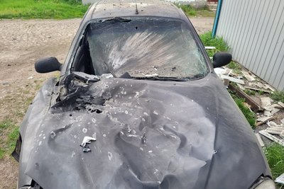 Автівка, побита влучанням FPV-дрона, Слатине, Харківська область, 10 травня 2026 року Автівка, побита влучанням FPV-дрона, Слатине, Харківська область, 10 травня 2026 року