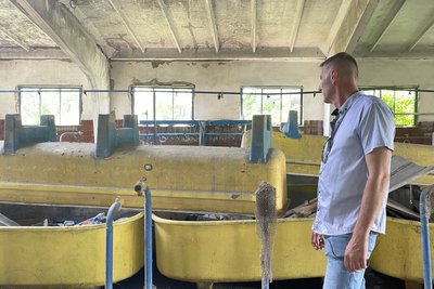 Побитий окупантами цех підприємства "Ізюмриба" у Кам'янці Побитий окупантами цех підприємства "Ізюмриба" у Кам'янці