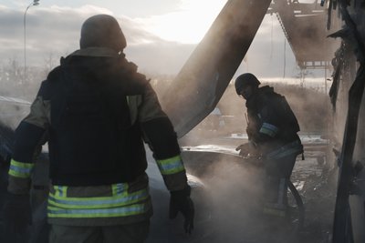 Рятувальники гасять пожежу на АЗС у Нововодолазькій громаді Харківської області після влучання безапілотника РФ Рятувальники гасять пожежу на АЗС у Нововодолазькій громаді Харківської області після влучання безапілотника РФ