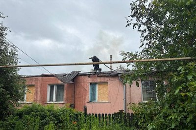 Рятувальник гасить пожежу, яка зайнялася через влучання дрона РФ у Великому Бурлуку Купʼянського району, 14 червня 2026 року Рятувальник гасить пожежу, яка зайнялася через влучання дрона РФ у Великому Бурлуку Купʼянського району, 14 червня 2026 року