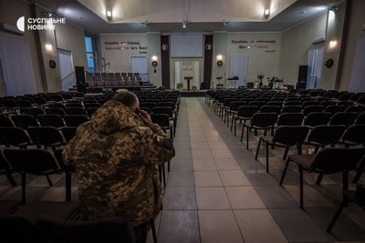 Євген Савченко у молитовному залі протестантської церкви, грудень 2022 року. Євген Савченко у молитовному залі протестантської церкви, грудень 2022 року.