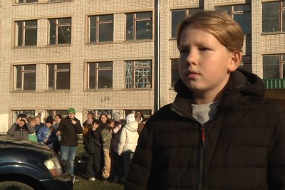 У Житомирі учні ліцею №24 передали автомобіль на фронт своєму вчителю історії У Житомирі учні ліцею №24 передали автомобіль на фронт своєму вчителю історії
