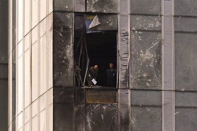 Люди оглядають пошкодження будівлі Москва-Сіті після атаки безпілотника, 23 серпня 2023 року Люди оглядають пошкодження будівлі Москва-Сіті після атаки безпілотника, 23 серпня 2023 року