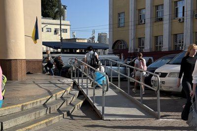 Біля столичного метро "Вокзальна" встановлюють пандуси Біля столичного метро "Вокзальна" встановлюють пандуси
