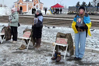 У місті на Житомирщині провели акцію на підтримку полонених і зниклих безвісти з перформансом та автопробігом У місті на Житомирщині провели акцію на підтримку полонених і зниклих безвісти з перформансом та автопробігом
