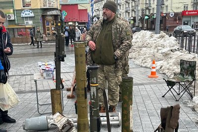 У центрі Луцька військові влаштували виставку трофеїв, щоб зібрати гроші на авто і дрон У центрі Луцька військові влаштували виставку трофеїв, щоб зібрати гроші на авто і дрон