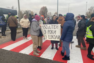 Батьки учнів Бузівського академічного ліцею перекривали Житомирську трасу: причина Батьки учнів Бузівського академічного ліцею перекривали Житомирську трасу: причина