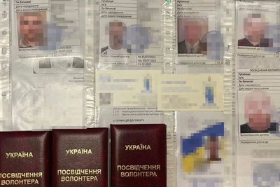 Підроблені посвідчення волонтера, за якими клієнти незаконної схеми виїжджали за кордон, Харків, вересень 2023 року. Фото: Служба безпеки України Підроблені посвідчення волонтера, за якими клієнти незаконної схеми виїжджали за кордон, Харків, вересень 2023 року. Фото: Служба безпеки України