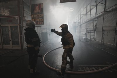 Наслідки удару РФ по ринку "Барабашово" у Харкові 6 травня 2025 року. РФ атакувала місто 20 "Шахедами", один з них влучив по території торгового центру