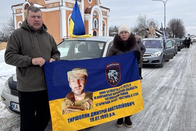 У місті на Житомирщині провели акцію на підтримку полонених і зниклих безвісти з перформансом та автопробігом У місті на Житомирщині провели акцію на підтримку полонених і зниклих безвісти з перформансом та автопробігом