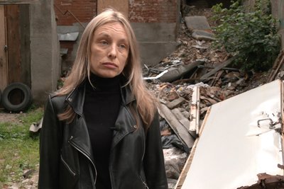 Харків'янка Світлана Коржова біля свого пошкодженого вибухом будинку Харків'янка Світлана Коржова біля свого пошкодженого вибухом будинку