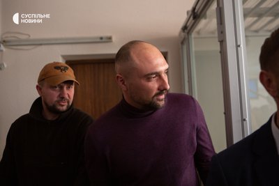 Колишні беркутівці Сергій Тамтура (в центрі) та Олександр Маринченко у суді Колишні беркутівці Сергій Тамтура (в центрі) та Олександр Маринченко у суді
