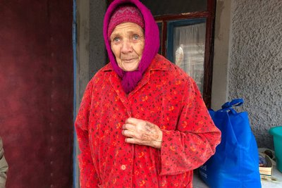 Без світла та інтернету, але зі сльозами радості: як живуть люди у деокупованій Снігурівці на Миколаївщині Без світла та інтернету, але зі сльозами радості: як живуть люди у деокупованій Снігурівці на Миколаївщині