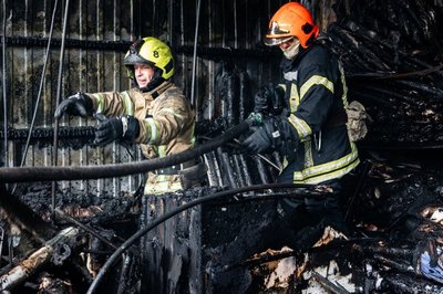 Рятувальники гасять пожежу в торговельних павільйонах в Індустріальному районі Харкова, 27 травня 2026 року Рятувальники гасять пожежу в торговельних павільйонах в Індустріальному районі Харкова, 27 травня 2026 року