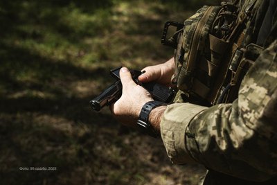 Десантникам житомирської 95 бригади ДШВ ЗСУ вручили нагороди Десантникам житомирської 95 бригади ДШВ ЗСУ вручили нагороди