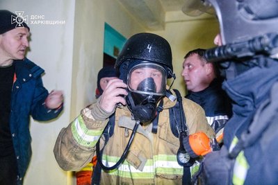 Рятувальник в апараті захисту органів дихання, Харків, 19 листопада 2025 року Рятувальник в апараті захисту органів дихання, Харків, 19 листопада 2025 року