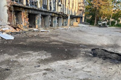 Влучання біля адмінбудівлі в Ізюмі, Харківська область, 14 червня 2025 року Влучання біля адмінбудівлі в Ізюмі, Харківська область, 14 червня 2025 року