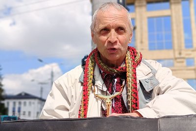 "Погрожували скинути з моста чи забрати інструмент": історія вуличного музиканта з Луцька "Погрожували скинути з моста чи забрати інструмент": історія вуличного музиканта з Луцька