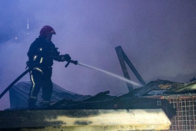 Рятувальник гасить пожежу на місці влучання російського "Шахеда" у складські приміщення "Укрпошти", Харків, 8 червня 2026 року Рятувальник гасить пожежу на місці влучання російського "Шахеда" у складські приміщення "Укрпошти", Харків, 8 червня 2026 року