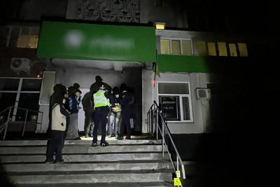 Слідчі поруч із підпаленим відділенням банку Слідчі поруч із підпаленим відділенням банку