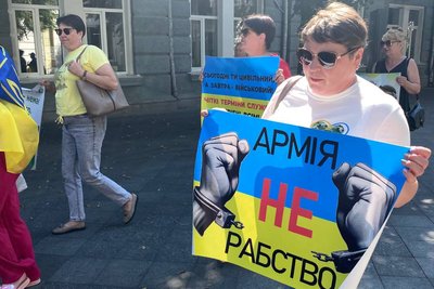 "Чому всі діти з татом, а я третій рік сам?"— у Житомирі відбулася акція-пікет щодо термінів служби військових "Чому всі діти з татом, а я третій рік сам?"— у Житомирі відбулася акція-пікет щодо термінів служби військових