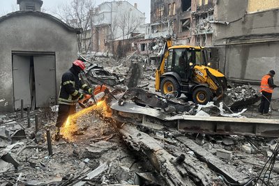 Розбір завалів внаслідок вибуху в Київському районі Харкова, 3 січня 2026 року Розбір завалів внаслідок вибуху в Київському районі Харкова, 3 січня 2026 року