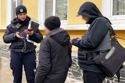 Правоохоронці запобігли вибуху у центрі Житомира біля адмінбудівлі та "Алеї Слави Героїв" Правоохоронці запобігли вибуху у центрі Житомира біля адмінбудівлі та "Алеї Слави Героїв"