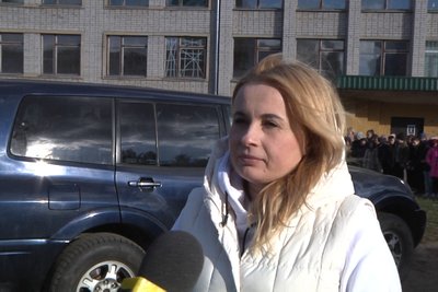 У Житомирі учні ліцею №24 передали автомобіль на фронт своєму вчителю історії У Житомирі учні ліцею №24 передали автомобіль на фронт своєму вчителю історії