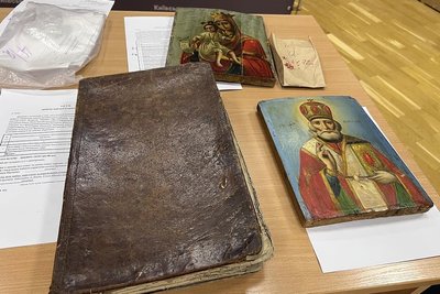 Археологічні артефакти, ікони, стародруки: Київська митниця передала вилучені цінності музеям Археологічні артефакти, ікони, стародруки: Київська митниця передала вилучені цінності музеям