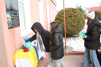 На Вінниччині відкрили пам'ятну дошку на честь загиблого Сергія Савчука На Вінниччині відкрили пам'ятну дошку на честь загиблого Сергія Савчука