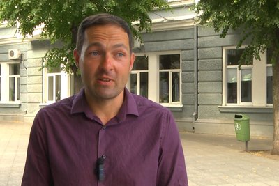 Диванний тур довжиною 650 кілометрів: до Житомира приїхали волонтери — для збору грошей на ЗСУ Диванний тур довжиною 650 кілометрів: до Житомира приїхали волонтери — для збору грошей на ЗСУ