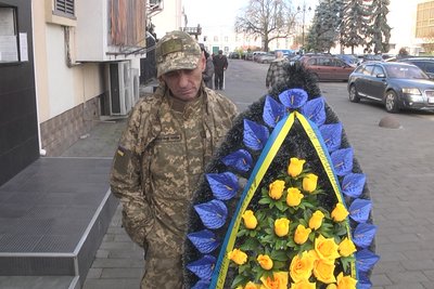 "Він любив життя": у Луцьку попрощалися з загиблим бійцем Романом Домановим "Він любив життя": у Луцьку попрощалися з загиблим бійцем Романом Домановим