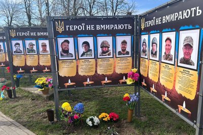 Річниця деокупації: в Гостомелі вшанували військових, які загинули під час звільнення Київщини Річниця деокупації: в Гостомелі вшанували військових, які загинули під час звільнення Київщини