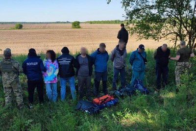 На Житомирщині затримали трьох людей за підозрою у переправленні чоловіків через держкордон На Житомирщині затримали трьох людей за підозрою у переправленні чоловіків через держкордон