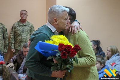 У Житомирі сім'ям загиблих військових передали нагороди, одну з них захиснику присвоїли прижиттєво У Житомирі сім'ям загиблих військових передали нагороди, одну з них захиснику присвоїли прижиттєво