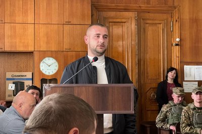 Свідчення про побиття і вимагання: суд допитує потерпілих у справі угруповання із Коростишева Свідчення про побиття і вимагання: суд допитує потерпілих у справі угруповання із Коростишева