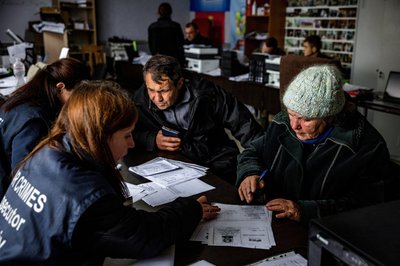 Родичі зниклих цивільних заповнюють документи на процедуру здачі ДНК
