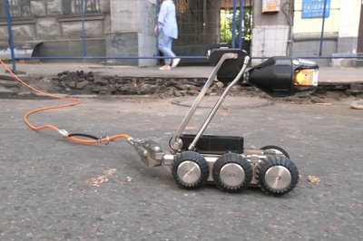 У Харкові водяники обстежують труби за допомогою нового приладу, який дозволяє не розривати ями. Як це працює У Харкові водяники обстежують труби за допомогою нового приладу, який дозволяє не розривати ями. Як це працює