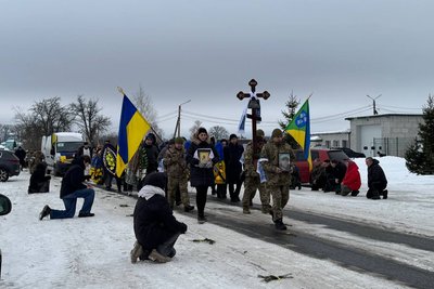 Понад 2 роки вважали зниклим безвісти — на Житомирщині попрощалися з полеглим воїном Олександром Бісиком Понад 2 роки вважали зниклим безвісти — на Житомирщині попрощалися з полеглим воїном Олександром Бісиком