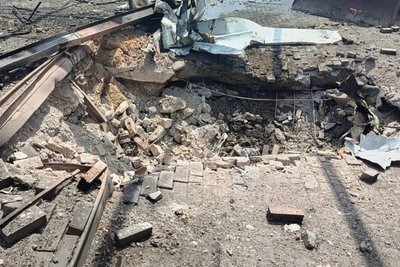 Вирва біля АЗС після російського удару по Ізюму Вирва біля АЗС після російського удару по Ізюму
