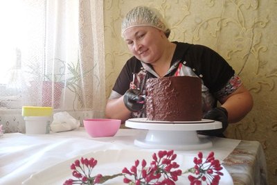 Пече торти, аби відволіктися від сьогодення кандидатка технічних наук з Хмельниччини Олена Супрун Пече торти, аби відволіктися від сьогодення кандидатка технічних наук з Хмельниччини Олена Супрун