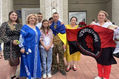 На Вінниччині зустріли звільнених з полону Олександра Геращенка та Олександра Галянта На Вінниччині зустріли звільнених з полону Олександра Геращенка та Олександра Галянта